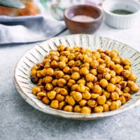 白色的桌子上，碗里盛着烤鹰嘴豆gydF4y2Ba