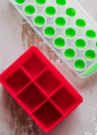 木桌上的红色和绿色硅冰盘